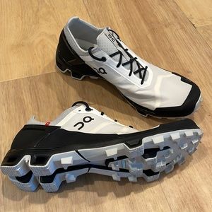 On Running Cloudventure Peak Black/White, Men’s 10 - NEW, Without Box